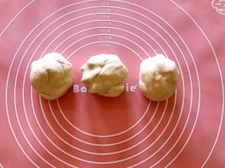 9、吃掉一朵花～柳绿桃红三色花样馒头,将面团平均分成三份