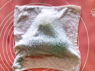 11、吃掉一朵花～柳绿桃红三色花样馒头,盖上干净的湿布，室温醒发10分钟