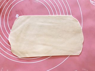 12、吃掉一朵花～柳绿桃红三色花样馒头,醒发好的面团稍微揉一下排气，然后擀成长方形，边上的多余部分可以用小刀割去