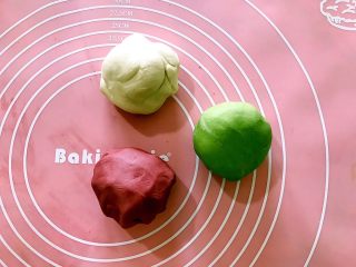 10、吃掉一朵花～柳绿桃红三色花样馒头,一份加入红曲粉揉均匀，一份加入抹茶粉揉均匀