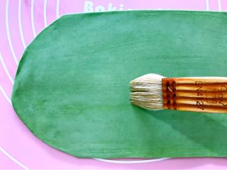 15、吃掉一朵花～柳绿桃红三色花样馒头,绿色面皮上用软毛刷薄薄刷一层饮用水