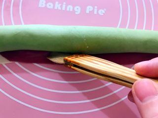 19、吃掉一朵花～柳绿桃红三色花样馒头,在接口处刷一点饮用水，容易粘合