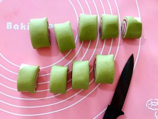 20、吃掉一朵花～柳绿桃红三色花样馒头,用锋利的小刀将面团如图所示，切成一段段