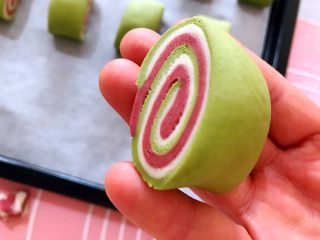 21、吃掉一朵花～柳绿桃红三色花样馒头,切好后的样子