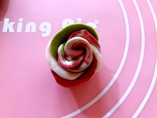 22、吃掉一朵花～柳绿桃红三色花样馒头,之前割下来的边角料别浪费，可以做成玫瑰花