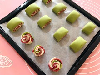 23、吃掉一朵花～柳绿桃红三色花样馒头,整形完毕