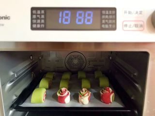 24、吃掉一朵花～柳绿桃红三色花样馒头,放入蒸烤箱，选择恒温发酵功能，20分钟，如果你没有蒸烤箱，可以用烤箱发酵，发酵到1.5倍大即可