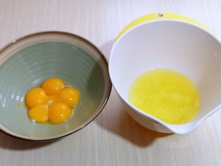 2、超ins卡通蛋糕 让小朋友幸福感爆棚,蛋黄和蛋清，分别再无油无水的容器里。