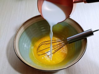 3、超ins卡通蛋糕 让小朋友幸福感爆棚,先做蛋黄糊，蛋黄用手动打蛋器打散，加入牛奶继续打均匀至看不到牛奶。