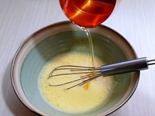 4、超ins卡通蛋糕 让小朋友幸福感爆棚,加入玉米油，使油和蛋液完全融合再一起，(色拉油也可以，但是一定要无味的)不建议使用黄油或橄榄油。