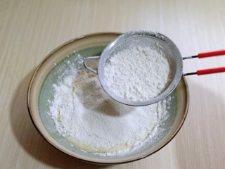 5、超ins卡通蛋糕 让小朋友幸福感爆棚,筛入低筋面粉，用手动打蛋器拌均匀，看不到面粉为止(拌的时候使用手动打蛋器呈Z字形状来回搅动，不要转圈搅拌，以免起筋。)