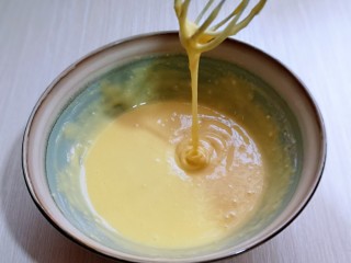 6、超ins卡通蛋糕 让小朋友幸福感爆棚,这样蛋黄糊就做好了，放在旁边备用。(面糊提起打蛋器轻松顺滑的滴落下去，且无干粉。)