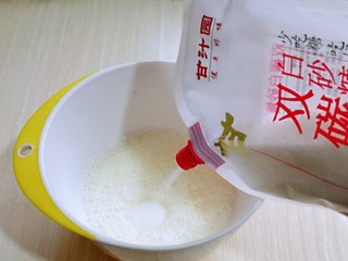 7、超ins卡通蛋糕 让小朋友幸福感爆棚,蛋白打发，往蛋白里加入柠檬汁(白醋也可以) 电动打蛋器将蛋白高速打发至呈现鱼眼泡时，加入三分之糖。(我用的是无硫双碳糖，家中有老人的可以用它家的木糖醇 不含蔗糖，送礼过节食用都很好）