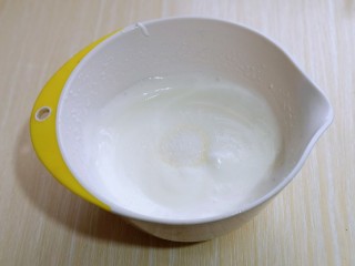 8、超ins卡通蛋糕 让小朋友幸福感爆棚,蛋清泡消失，细腻时再加入三分之一的糖，继续打发。