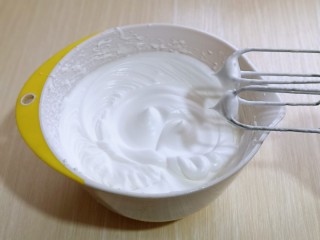 9、超ins卡通蛋糕 让小朋友幸福感爆棚,电动打蛋器高速打发，打至湿性发泡时加入最后的三分之一糖，，继续打发至蛋白出现细腻的纹路，将电动打蛋器调低速打发一会儿，感觉有些阻力时，就可以停止打发，以免消泡，提起打蛋器有微微的弯勾就可以，如图