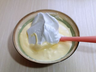 11、超ins卡通蛋糕 让小朋友幸福感爆棚,再取三分之一的蛋白霜加入蛋黄糊中，继续上面的手法，翻拌直至看不到蛋白霜。