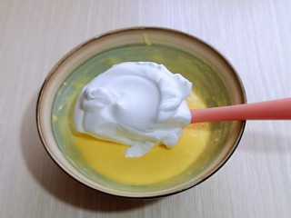 10、超ins卡通蛋糕 让小朋友幸福感爆棚,用硅胶刀取三分之的蛋白放入蛋黄糊容易中，翻拌均匀(切记手法，不要划算搅拌，以免消泡) 从底下往上翻拌，手法要轻。