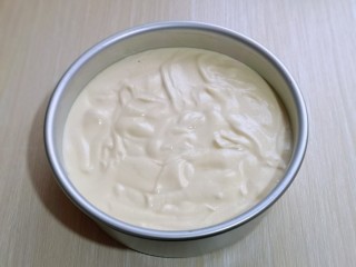 13、超ins卡通蛋糕 让小朋友幸福感爆棚,拌好的蛋糕糊，细腻光滑，饱满，倒入蛋糕模具中。将蛋糕模具，从上往下摔模具，震出气泡。(可以多摔几次)