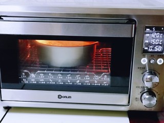 14、超ins卡通蛋糕 让小朋友幸福感爆棚,烤箱150度预热5分钟，模具放烤箱下层。上管150°下管120°烤45-50分钟，具体时间根据自家烤箱温度设定。