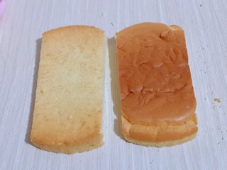 15、超ins卡通蛋糕 让小朋友幸福感爆棚,蛋糕胚凉后，两边切掉一样的大的半圆，做车的上半部分。