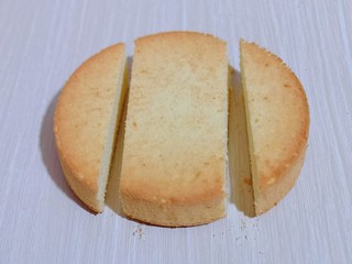 16、超ins卡通蛋糕 让小朋友幸福感爆棚,再将蛋糕胚车体部分切开，切两片。