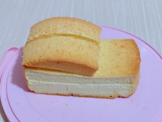 17、超ins卡通蛋糕 让小朋友幸福感爆棚,切下来的两个半圆，前面挡风玻璃再切掉一点，如图，放在蛋糕胚上面。