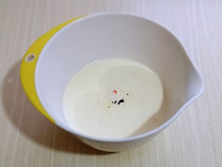 19、超ins卡通蛋糕 让小朋友幸福感爆棚,淡奶油倒入器具中，加入白砂糖，滴入红丝绒液。