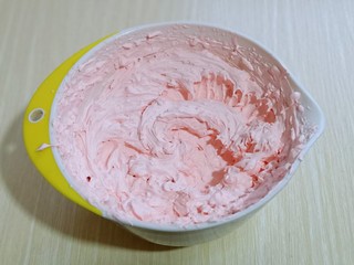 20、超ins卡通蛋糕 让小朋友幸福感爆棚,电动打蛋器打发即可，如图，黑巧克力隔水融化。(做汽车车窗用)