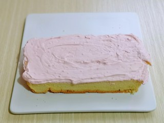 21、超ins卡通蛋糕 让小朋友幸福感爆棚,制作将汽车体部分，取一片蛋糕抹上打发的奶油。