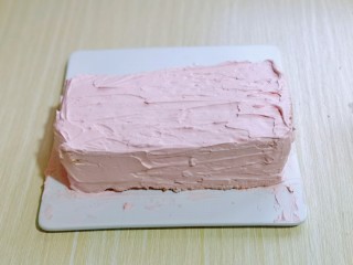 22、超ins卡通蛋糕 让小朋友幸福感爆棚,再将另一片叠加上，再次抹上打发的奶油，如图。