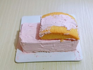 23、超ins卡通蛋糕 让小朋友幸福感爆棚,再把两个半圆蛋糕胚放上面，如图。