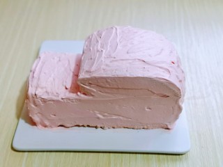 24、超ins卡通蛋糕 让小朋友幸福感爆棚,再把半圆部分抹上打发奶油。