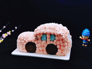 26、超ins卡通蛋糕 让小朋友幸福感爆棚,之后再把剩下的奶油，裱花袋装入5号裱花嘴，再装入打发的奶油，裱花即可，剩下了一点奶油，加了1滴蓝色食用色素，做了车窗。用剩下的奥利奥饼干做了后车镜。