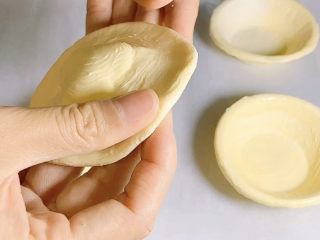 1、拿破仑蛋挞,蛋挞皮去掉锡纸壳，软化后轻轻抹平