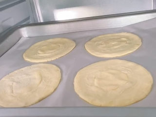 3、拿破仑蛋挞,入烤箱，上一次火180烤15分钟即可，烤好后拿出烤箱，上面用烤盘轻轻压一压，让蛋挞皮平整