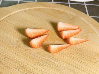 4、拿破仑蛋挞,草莓去头，切成评论6块备用