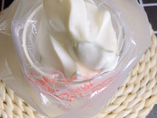 8、拿破仑蛋挞,奶油装进裱花袋备用，没有也可以用保鲜袋