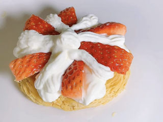 11、拿破仑蛋挞,放上草莓块