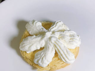 10、拿破仑蛋挞,挤上奶油