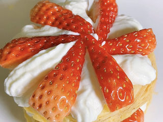 13、拿破仑蛋挞,重复一层，挤上奶油，放上草莓