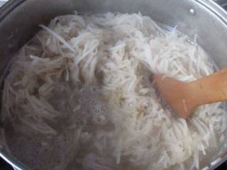 2、自制秋梨膏,把梨丝放入干净的锅中，大火煮开