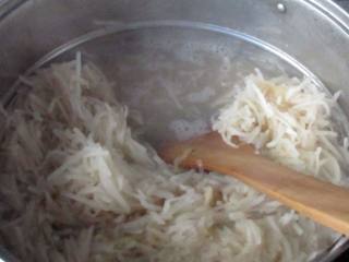 3、自制秋梨膏,不用担心水分，不用放水，梨子的汁就会出来很多，这是煮了10分钟的样子，水分很多