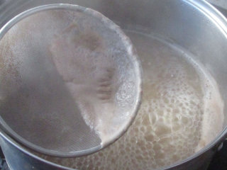 7、自制秋梨膏,煮的过程中会有浮沫，要撇掉，这样熬好的梨膏才看上去纯净