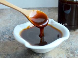 11、自制秋梨膏,这是第二天上午拍的成品图。瓶子里的密封装了放冰箱，随吃随取。这些就被家人吃了。这个秋梨膏可以用来泡水喝，当然也可以直接吃上一勺，用它来涂抹面包味道也是超级棒的哦。