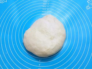 7、热狗面包,取出面团按压排气揉均匀