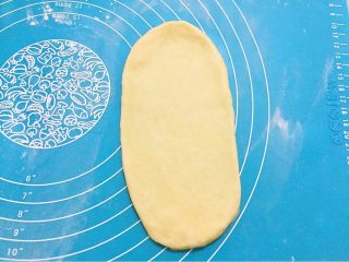 9、热狗面包,取一个面团擀成椭圆形