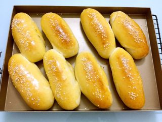 17、热狗面包,烤好取出晾凉