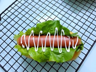 22、热狗面包,表面挤上沙拉酱即可