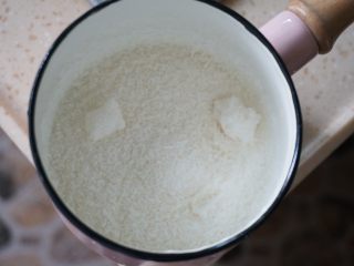 1、椰香戚风,椰蓉10克加90克牛奶小锅加热至周边冒泡后关火