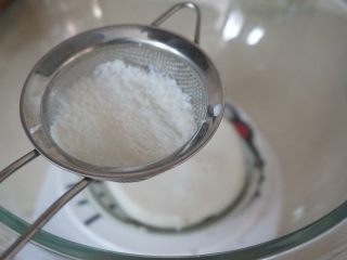 2、椰香戚风,焖一会儿后过滤掉椰蓉，出来的椰奶量要是不够可以加点牛奶